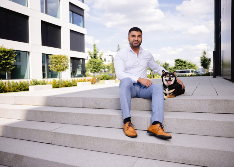 Personal Branding Portrait 4 Branding Portrait mit Mann und iphone auf Treppe sitzend in Business-Umgebung